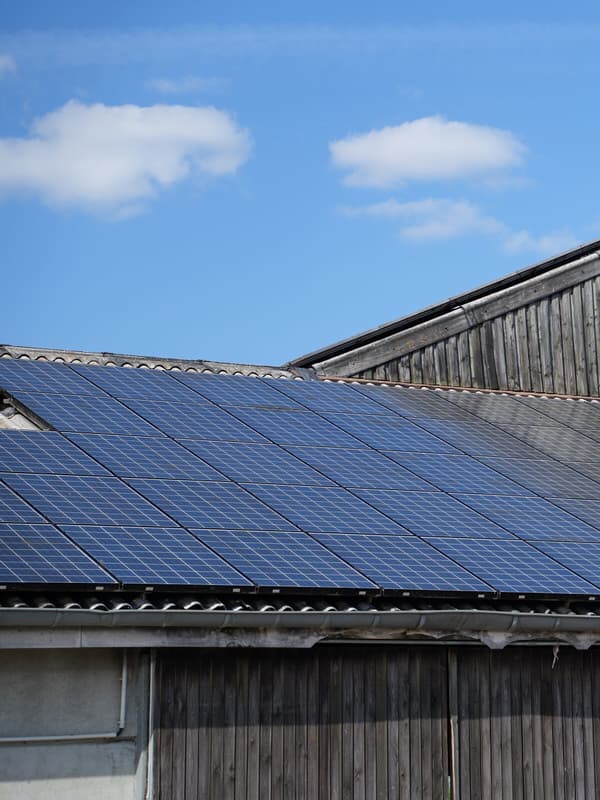 Dieselbe Photovoltaik-Anlage nach der Drohnenreinigung durch Skyvex – Module wieder tiefblau, Zellstruktur klar erkennbar